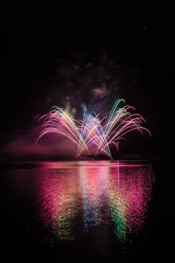 Fireworks Brno'nın Barajı Gölü yansıması ile yüzeyi üzerinde renkli Çeşme