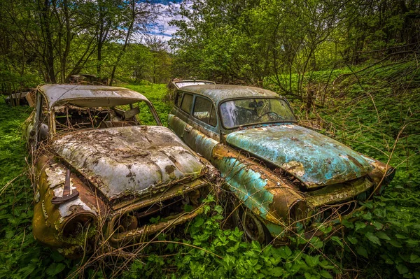 Zapomniane Samochodu Rozkładających Się Ogrodzie Urbex Czechy — Zdjęcie stockowe