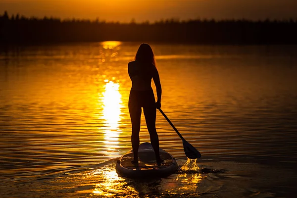 Silhouette Bella Ragazza Sul Sup Nel Tramonto Giallo Scenico Sul — Foto Stock