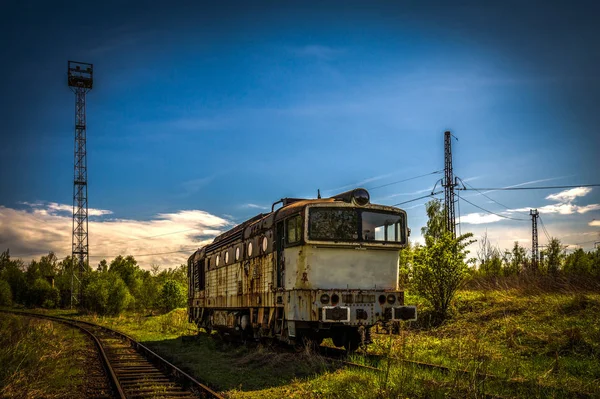 Eski Dizel Lokomotif Tren Mezarlığı Nda Yaz Yeşil Çimen Ile — Stok fotoğraf