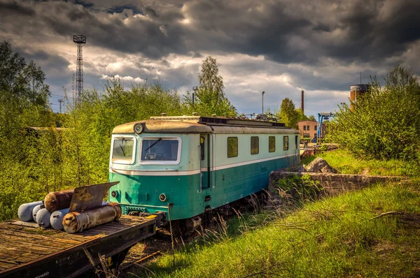 Eski Lokomotif Skoda 53E Yaz Yeşil Çimen Ile Mezarlıkta Tren — Stok fotoğraf