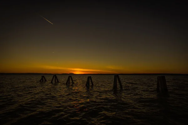 Beau Coucher Soleil Coloré Sur Lac Neusiedler Près Phare Podersdorf — Photo