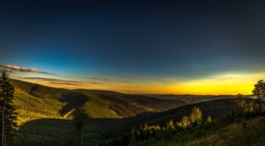 Sarı günbatımı ve koyu mavi gökyüzü Serak yolda Ramzova, doğal görünüm vadiler Jeseniky, Çek Cumhuriyeti