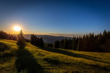 Ramzova için Cernava karanlık mavi gökyüzü, yeşil çim ve ağaçların, Jeseniky, Çek Cumhuriyeti ile günbatımı renkli