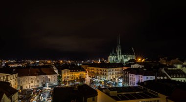 Chrismas Brno center, Zelny trh ve Saint Peter Katedrali manzaralı görünüm
