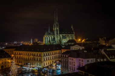 Chrismas Brno center, Zelny trh ve Saint Peter Katedrali manzaralı görünüm