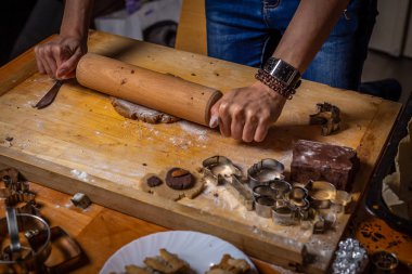 Zencefilli kurabiye hamur formları, kesiciler ve çevresinde maddeler yükseltmelerdeki yakın