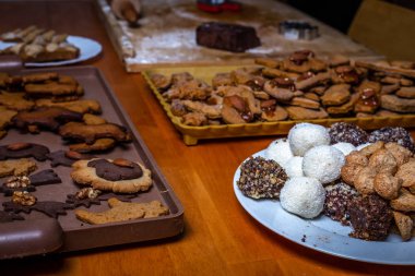 Geleneksel Çek Noel tatlılar, çay kurabiye, tatlı toplar ve gingerbread ahşap masa üzerinde plaka üzerinde