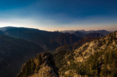 Doğal görünümüne Rax Vadisi, çim, kayalar ve koyu mavi gökyüzü, Alpen, Stadelwand Grad yukarıdan aşağı Avusturya