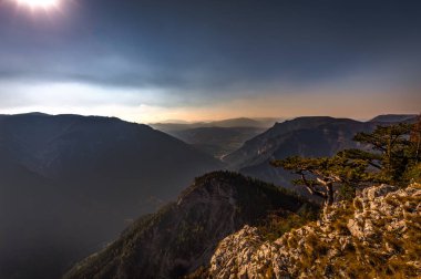 Doğal görünümüne Rax Vadisi, çim, kayalar ve koyu mavi gökyüzü, Alpen, Stadelwand Grad yukarıdan aşağı Avusturya