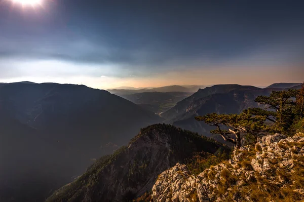 Doğal görünümüne Rax Vadisi, çim, kayalar ve koyu mavi gökyüzü, Alpen, Stadelwand Grad yukarıdan aşağı Avusturya