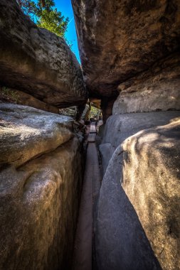 Dar geçit Stolowe Dağları Milli Parkı, Sudety, Polonya Szczeliniec Wielki yakınındaki büyük kayalar arasında ahşap yol ile