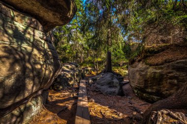 Ahşap geçit ve büyük taş taş labirent içinde Szczeliniec Wielki Milli Park Stolowe Dağları, Sudety, Polonya