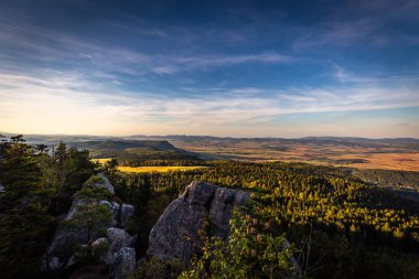 Üstünden Table mountains, Szczeliniec WIELKI Stolowe Dağları Milli Parkı, Polonya Lehçe sonbahar manzara üzerinde doğal görünümü