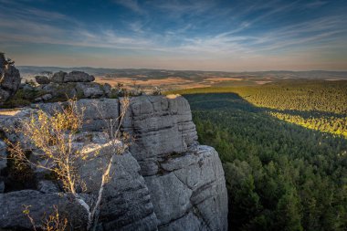 Günbatımı manzaralı görünüm üzerinde cliff Table mountains, Szczeliniec Wielki Milli Park Stolowe Dağları, Sudety, Polonya