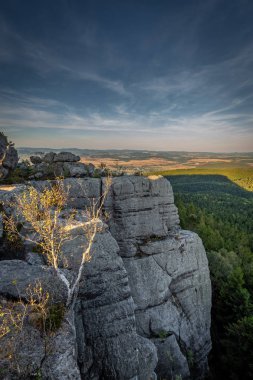 Cliff Table mountains, Szczeliniec WIELKI Stolowe Dağları Milli Parkı, Polonya günbatımı manzaralı görünüm