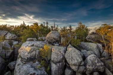 Rock massif yeşil ağaçlar ve Table mountains, Polonya tepesinde bulutlu mavi gökyüzü ile