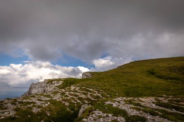 Yeşil, otsu çayır ve mavi bulutlu gökyüzü, Rax Yaylası kenarından Schneeberg, Alpler, Aşağı Avusturya görüntülemek