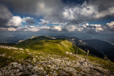 Kayalık yol ve çimenli rax yaylada Schneeberg, yüksek tepe Kosterwappen, Waxriegel Puchberg bulutlu günbatımında, Raxalpe, Aşağı Avusturya için boyunca gelen zam Dambocksteig