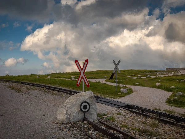 Dişli Tren Geçerken Saint Andrew Cross Yakınındaki Hochschneeberg Ile Bulutlu — Stok fotoğraf