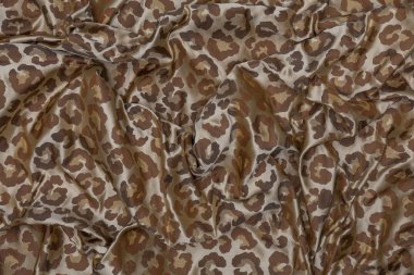 Soyut desenli ve tekstil desenli beyaz kumaşın zarif bir yakın çekimi.