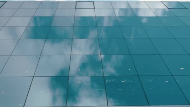 Отражение Голубого Неба Белых Облаков Зеркальной Поверхности Стеклянных Окон Высотном — стоковое видео