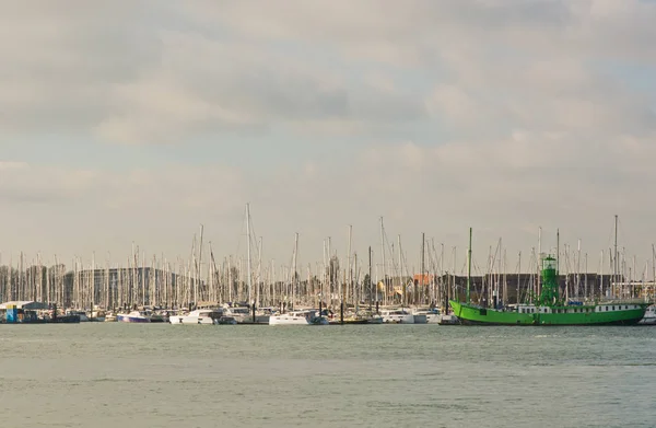 Setki Jachtów Ściśle Upakowane Pokazując Ich Masztów Haslar Marina Portsmouth — Zdjęcie stockowe