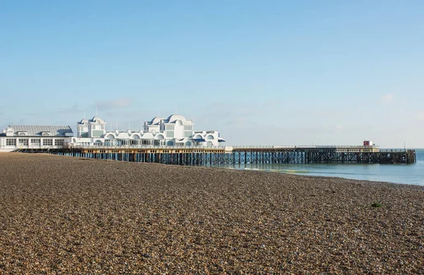 Southsea Pier Portsmouth Hampsire England Med Stenstrand — Stockfoto