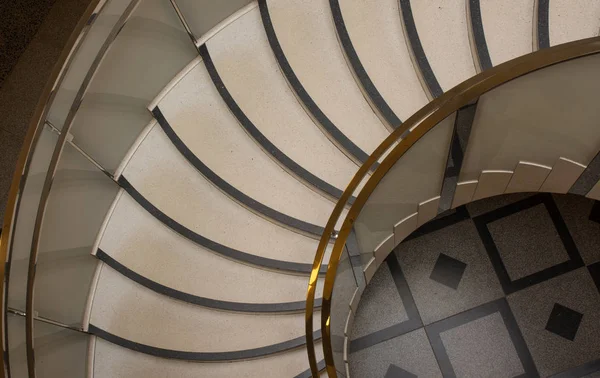 Bir Art Deco tarzı spiral merdivenler mermer zemin ile aşağı görüntülemek