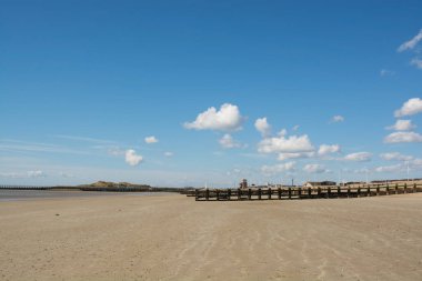 Düşük tide, kumlu Plajı ıssız ve boş. Littlehampton, West Sussex, İngiltere