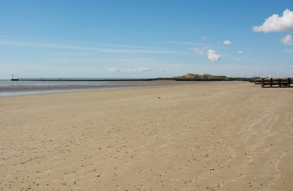 干潮時の閑散と空の砂浜のビーチ ワーシング ウェスト サセックス イングランド — ストック写真