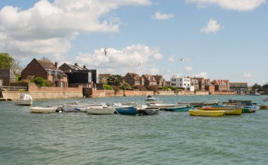 Seafront adlı Emsworth Hampshire, İngiltere'de üzerinde tekne palamarla. Evleri ile.
