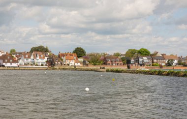 Seafront adlı Emsworth Hampshire, İngiltere'de. Evleri ile.