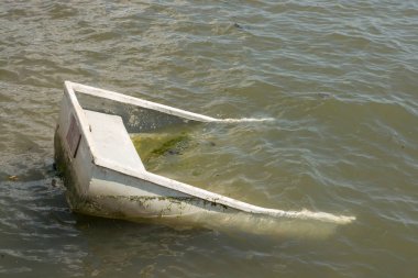 Küçük tekne veya pis yarım battı ve denizin Emsworth, Hampshire, İngiltere'de sular altında