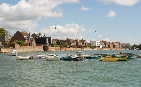 Seafront adlı Emsworth Hampshire, İngiltere'de üzerinde tekne palamarla. Evleri ile.