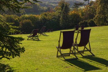 Şezlonglar çim çim üzerinde. İngiltere