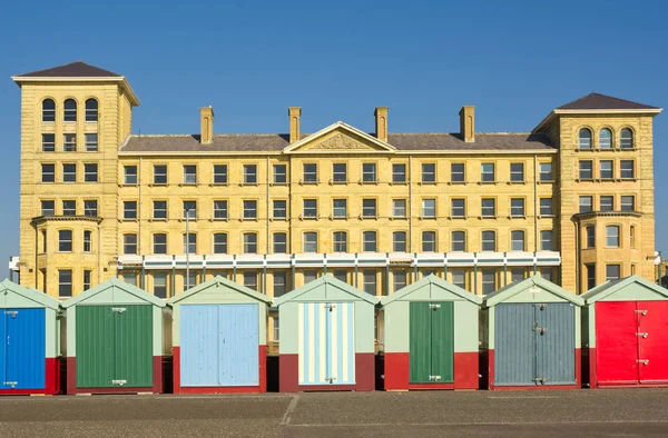 Cabanes de plage sur le front de mer de Brighton, Angleterre — Photo