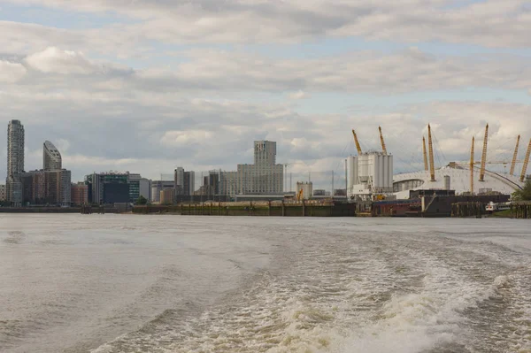 London Docklands sett från floden. Förenade kungariket — Stockfoto