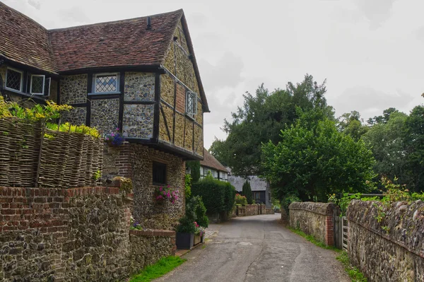 Cottages and lane in Shere, Surrey, England — стокове фото