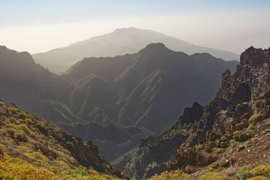 --Roque de los Muchachos volkan krateri, La Palma, Kanarya Adaları. Kalderanın içine bak..