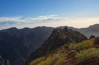 --Roque de los Muchachos volkan krateri, La Palma, Kanarya Adaları. Kalderanın içine bak..