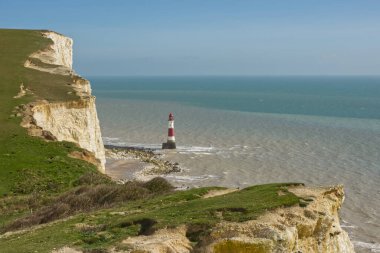 Eastbourne, Doğu Sussex, İngiltere yakınlarındaki South Downs 'taki Beachy Head tebeşir kayalıklarında deniz ve deniz.