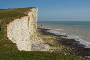 Eastbourne, Doğu Sussex, İngiltere yakınlarındaki South Downs 'taki Beachy Head tebeşir kayalıklarında deniz ve deniz.