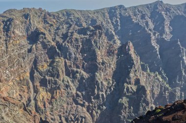 Roque de los Muchachos volkan krateri, La Palma, Kanarya Adaları. Kalderanın içine bak..