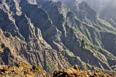 Roque de los Muchachos volkan krateri, La Palma, Kanarya Adaları. Kalderanın içine bak..