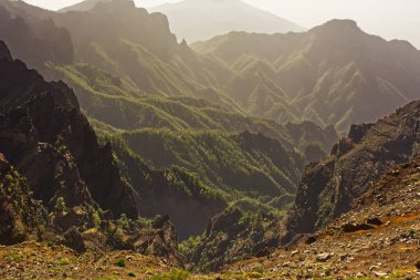 Roque de los Muchachos volkan krateri, La Palma, Kanarya Adaları. Kalderanın içine bak. Mirador de los Andenes 'den.