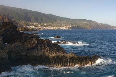 Arka planda Santa Cruz ile Atlantik kıyısı, La Palma, Kanarya Adaları