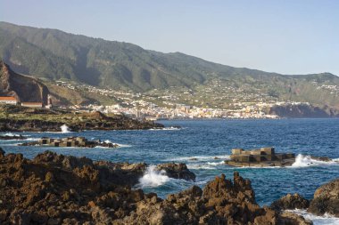 Arka planda Santa Cruz ile Atlantik kıyısı, La Palma, Kanarya Adaları