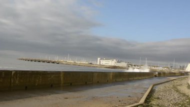 Brighton, Doğu Sussex, İngiltere 'deki gezinti güvertesi duvarında büyük dalgalar yıkılıyor..