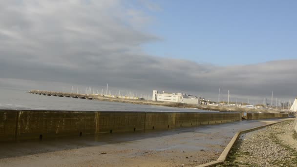 Stor Våg Bryter Över Strandpromenadväggen Brighton East Sussex England — Stockvideo
